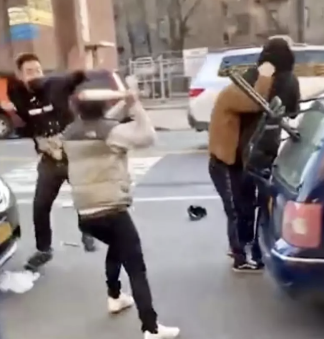 孩童边哭边喊，目睹两位大人的打斗