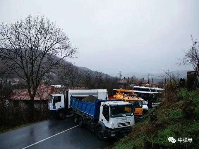 科索沃则派出军警，试图进入塞族地区，塞族则封住各条要道，局势开始不断升级 ...