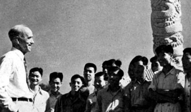司徒雷登任校长期间，与燕京学生在一起