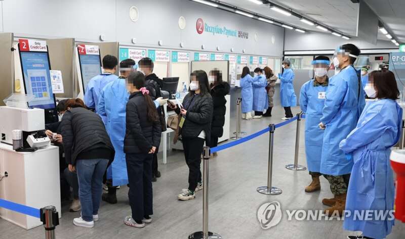 有入境韩国者向海叔反映，他们在机场被军警看着，一些韩国人围观，简直像是看待囚犯一般 ...