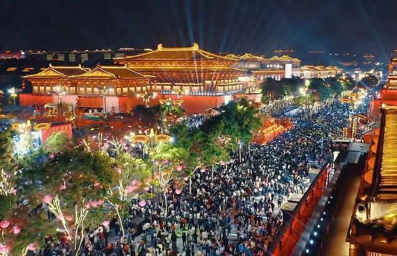 西安，平时仅能容纳27万人的大唐不夜城，在初三当天直接涌进80万人