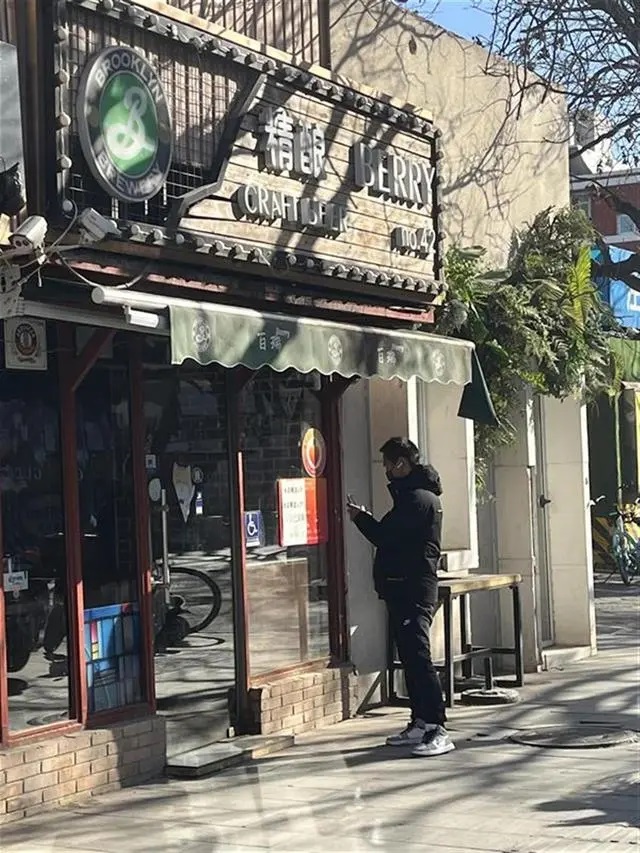 游客正在拍照打卡