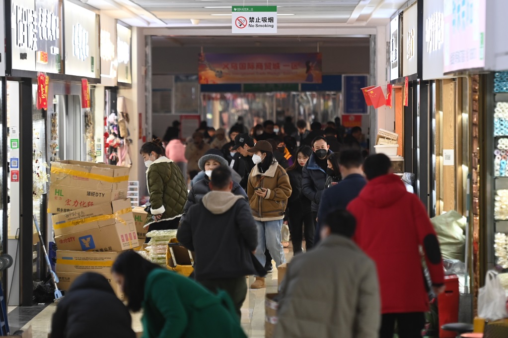 在义乌国际商贸城一区选购的客商络绎不绝