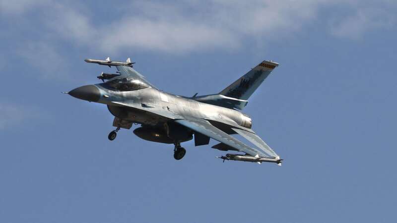一架编号84-1236，属于美国空军64侵略者中队F-16C战机拦截气球