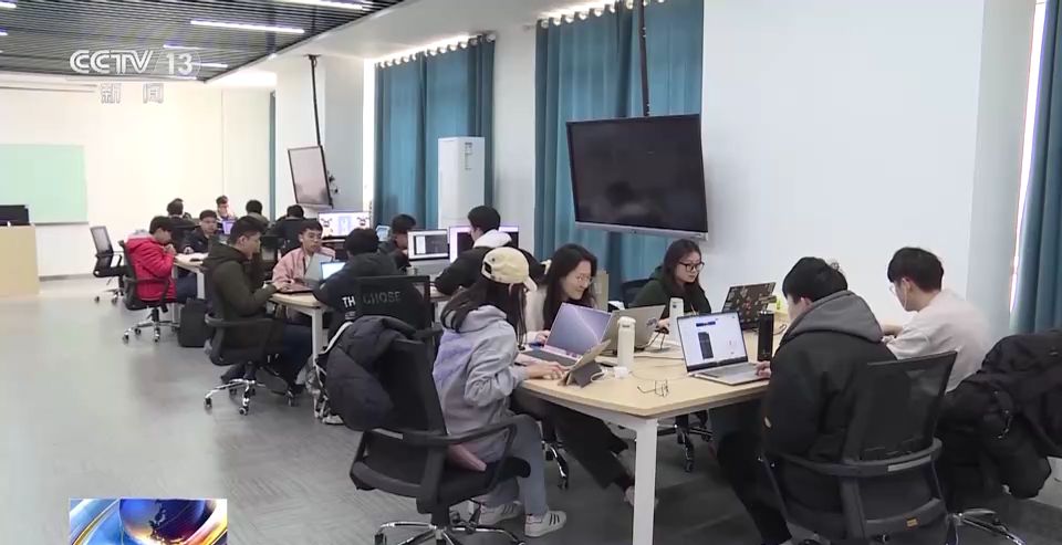 青岛理工大学学生工作处副处长 就业指导中心主任 牟永川：接下来，基本上每个月有一次大型的(招聘会)，每个 ...