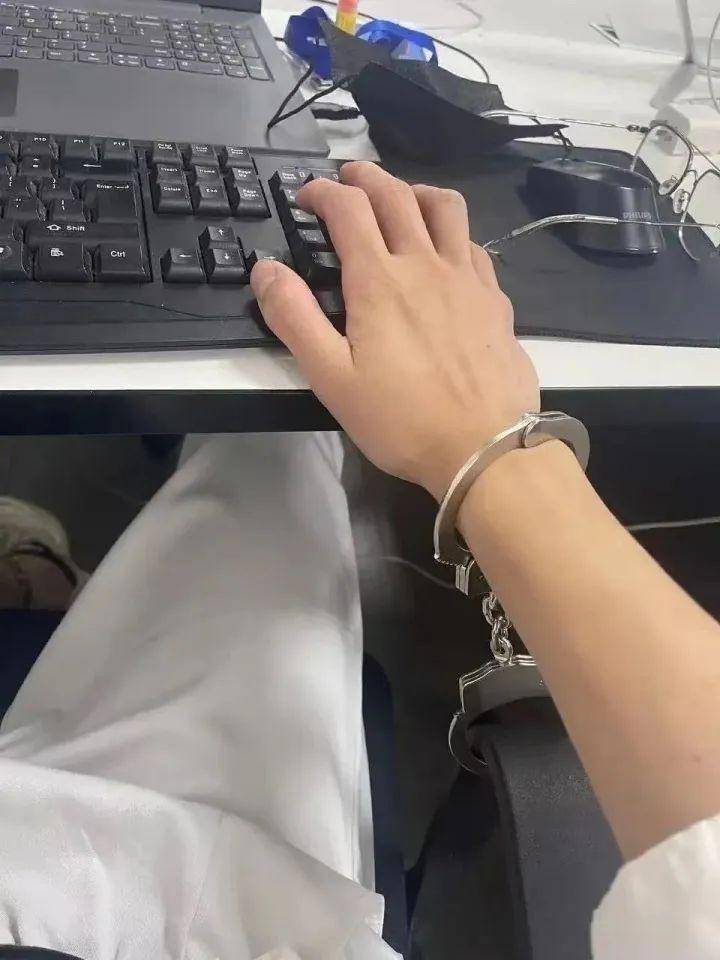 有的人戴着手铐在工作