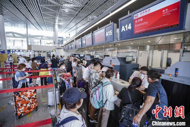 海口美兰机场，旅客正在办理手续