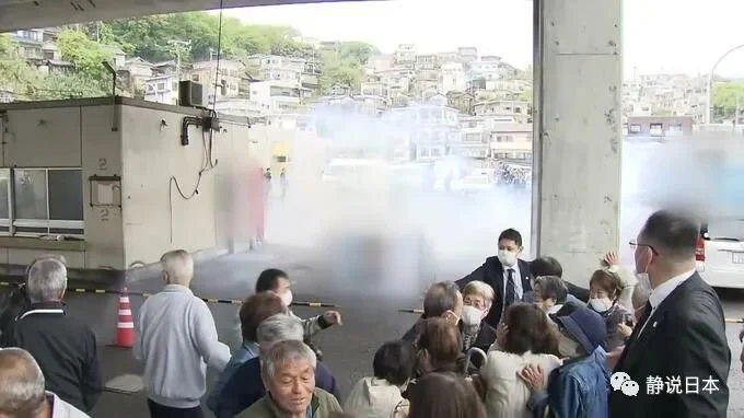 遭袭击时，保镖第一时间掩护岸田首相.png
