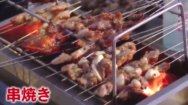 大家聚在一起，吃的是“烧烤”，也就是“烤串”，主要是牛肉、羊肉、鸡肉，还有各种菜品，都是山东很有名的 ...
