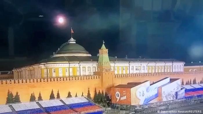 一段视频显示，一个飞行物5月3日凌晨逐渐靠近克里姆林宫议会上院大楼的穹顶 ...