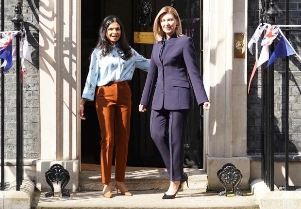 泽连斯基的妻子叶莲娜·泽连斯卡娅在唐宁街10号与英国首相苏纳克的妻子阿克莎塔·穆尔蒂 ...