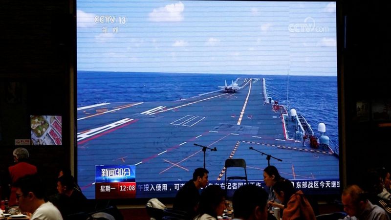4月10日，中国媒体播报“山东号”航母在台湾附近巡逻的画面