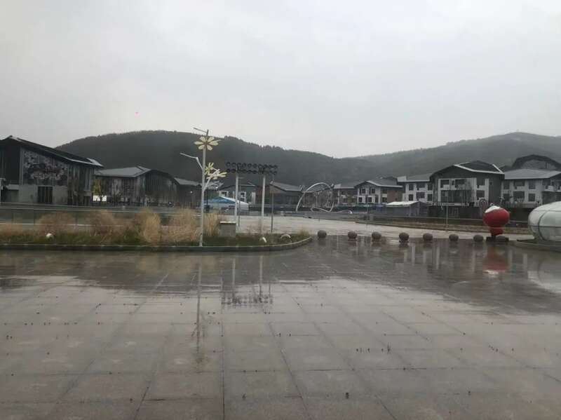 5月24日，暴雨中的冰雪小镇