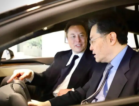 秦刚以前做过中国驻美大使（2021年7月至2023年1月），参观过特斯拉加州工厂