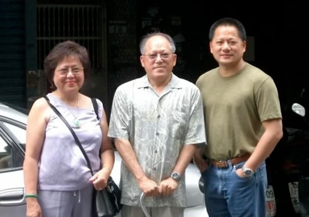 黄仁勋年轻时与父母合照