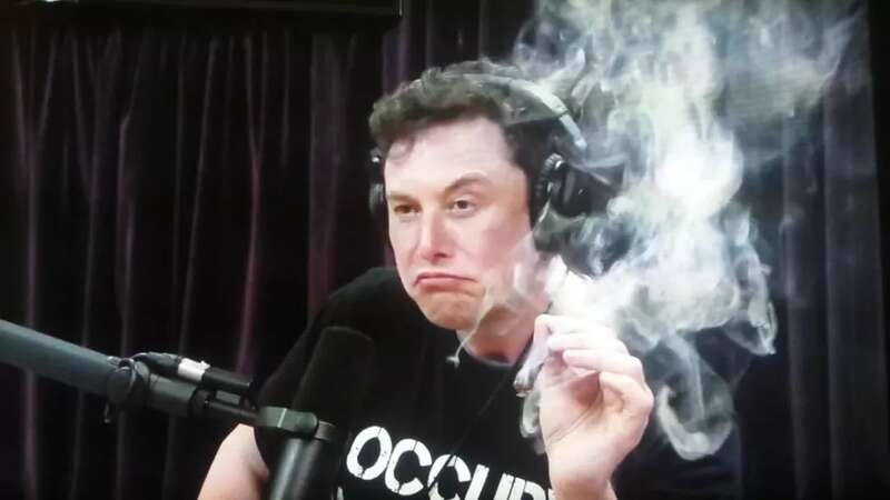镜头中疑似抽大麻的马斯克