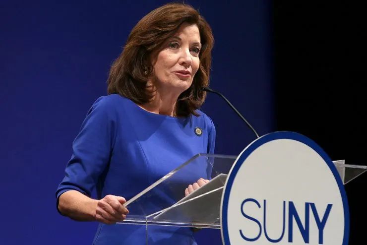 纽约州长官宣所有高中毕业生自动被大学录取