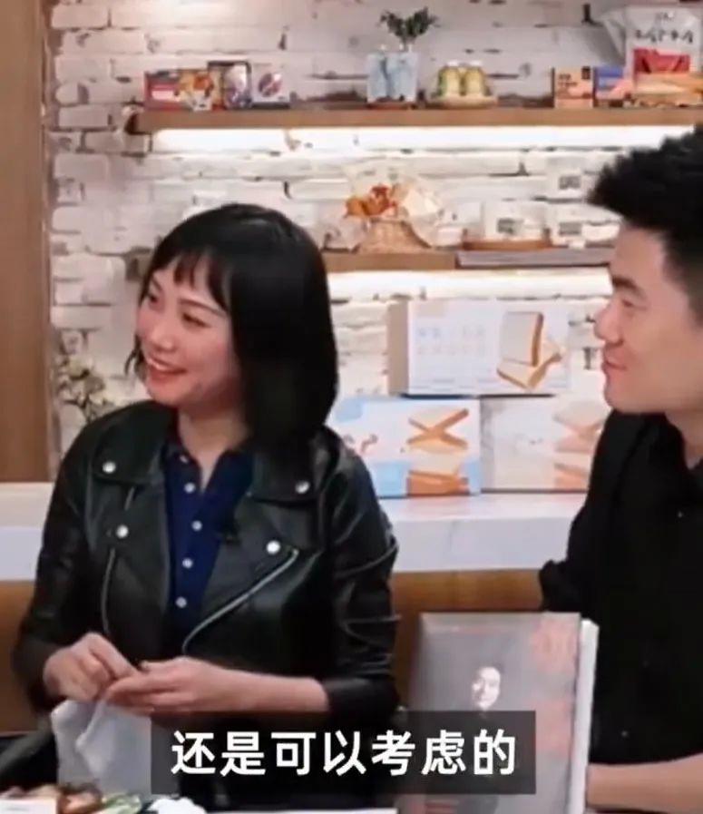 董宇辉在一旁笑而不语