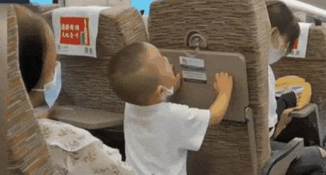 热衷于踢座椅靠背的小孩