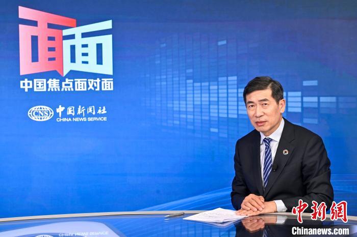 联合国副秘书长、联合国开发计划署副署长徐浩良(右)近日接受中新社“中国焦点面对面”专访 ...