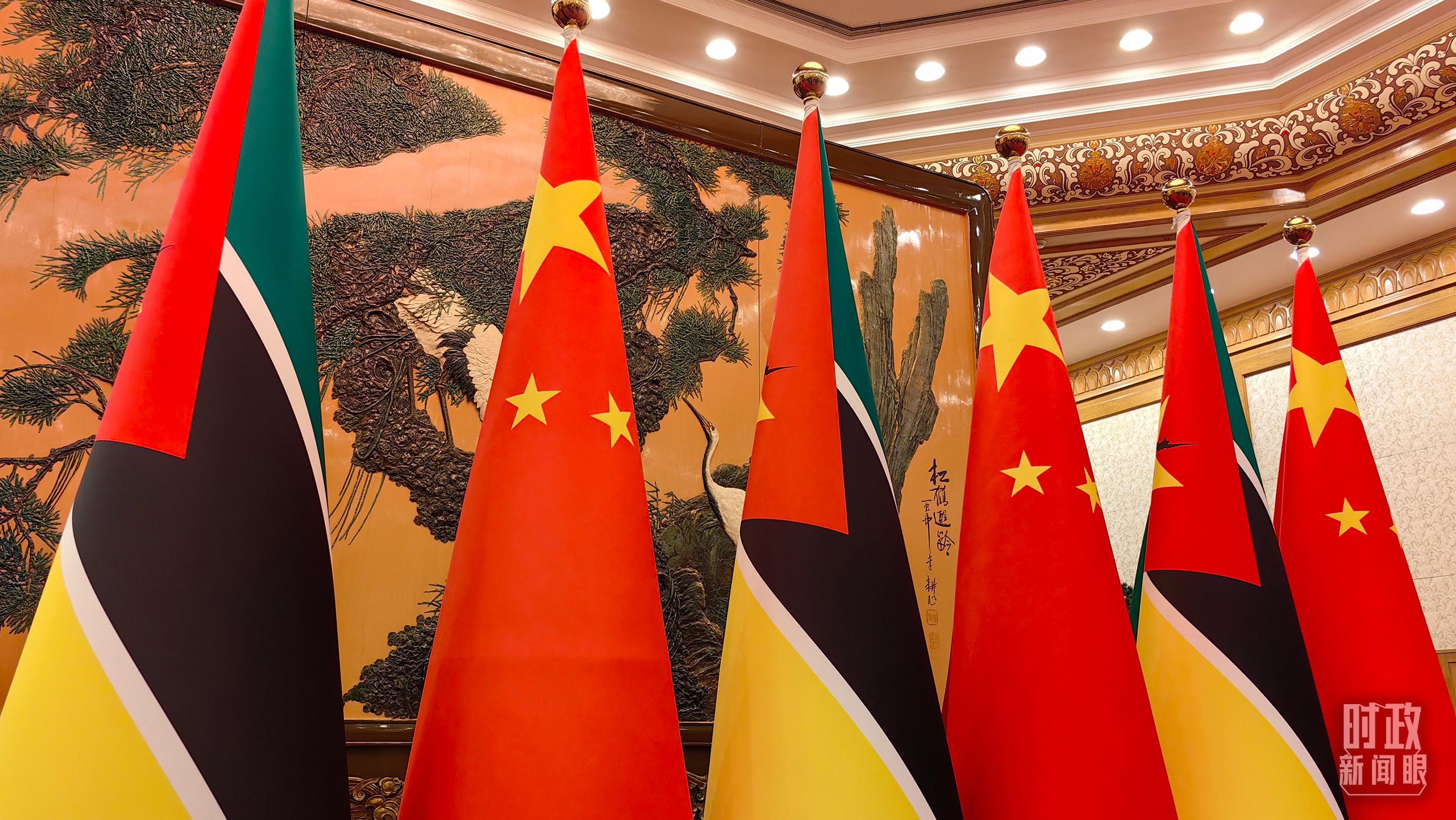 会见现场，中国、莫桑比克两国国旗