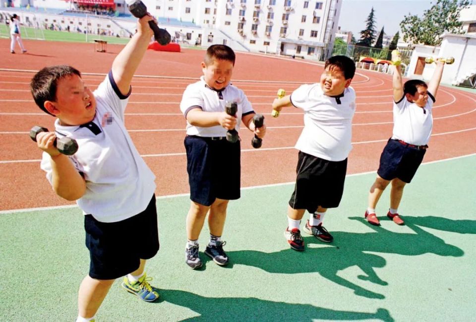 各个年龄段、男女生以及城乡的学生，超重和肥胖比例都在上涨
