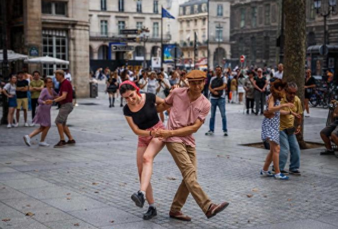 PARIS  HAPPY MOMENTS OF 2023