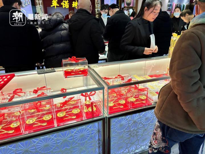 天气很冷，黄金柜台前很热