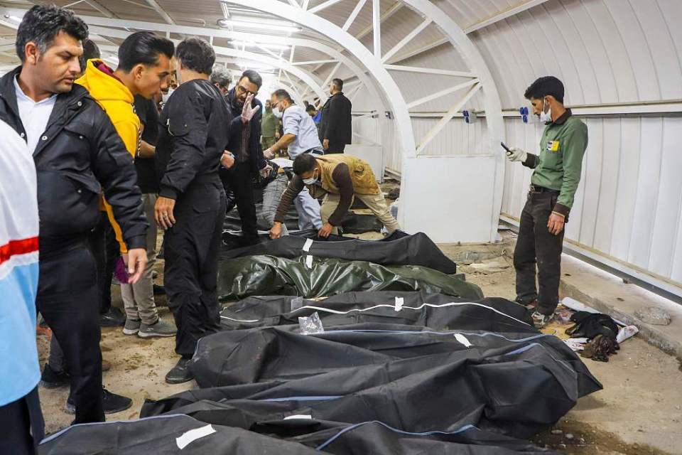 伊朗南部城市克尔曼，遇难者遗体被放置在医院