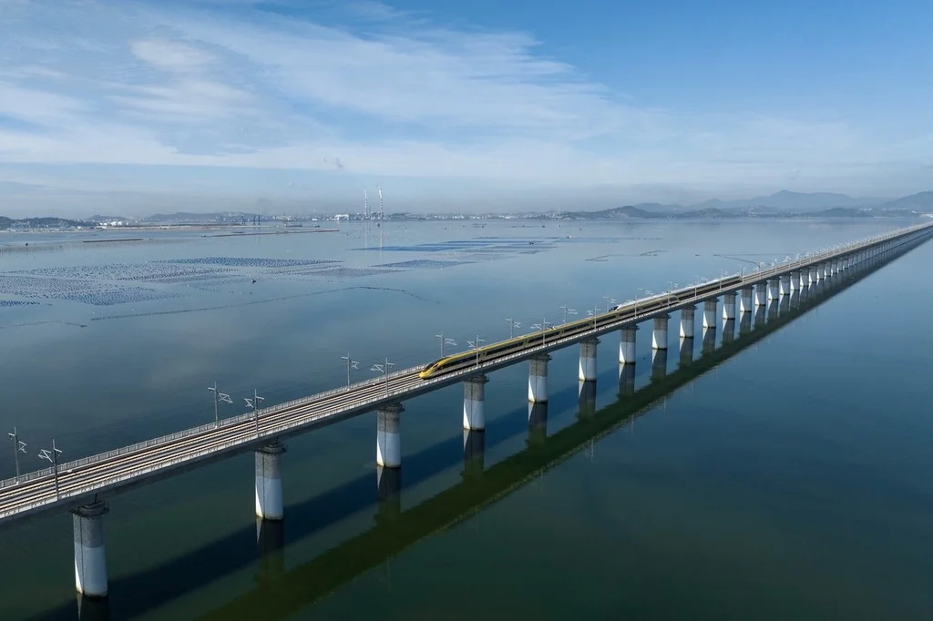 在湄洲湾跨海大桥，试验列车交会运行
