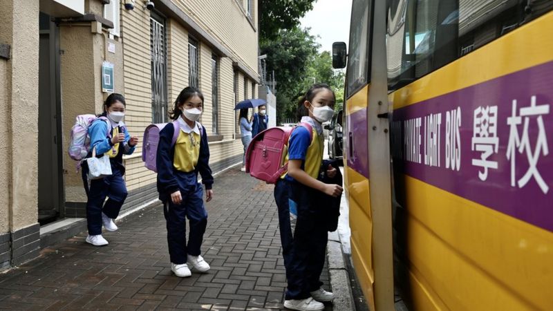 来自大陆的中年人士带小孩来港，被视为可以增加人口的流动性