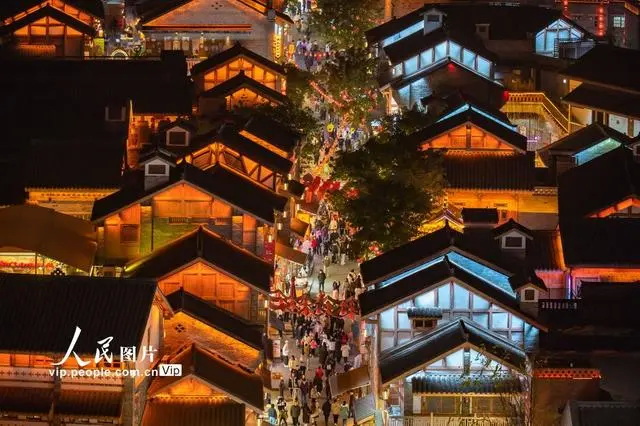 重庆十八梯传统风貌区灯火璀璨 游客如织