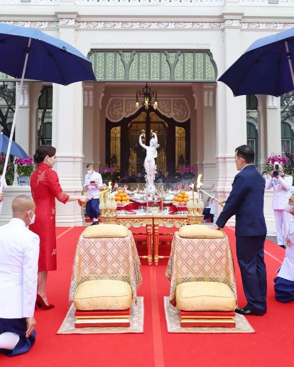 泰王在春节祭祖