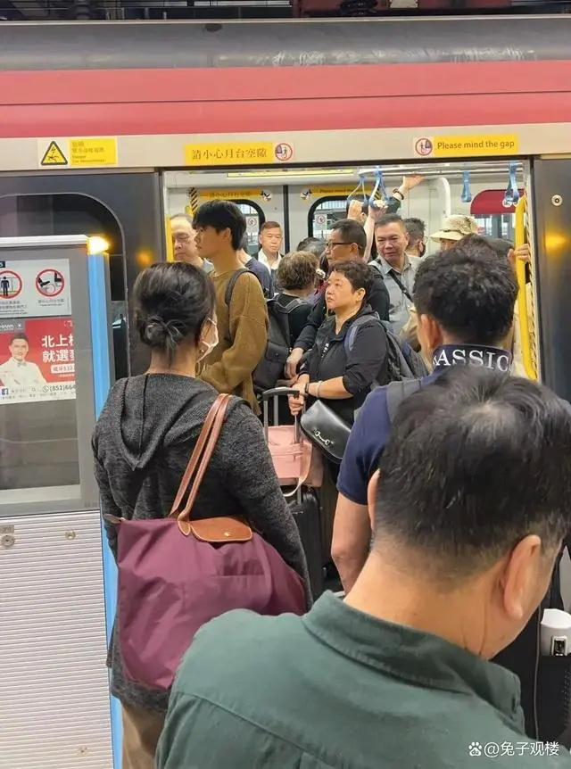 香港人挤爆各大口岸 扎堆北上