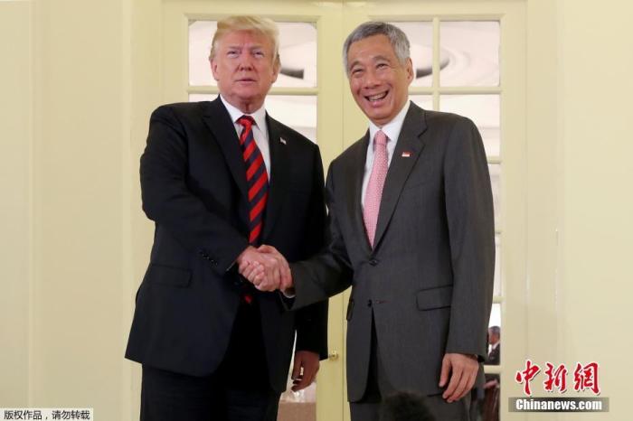 时任美国总统特朗普抵达新加坡总统府，与李显龙进行了双边会晤