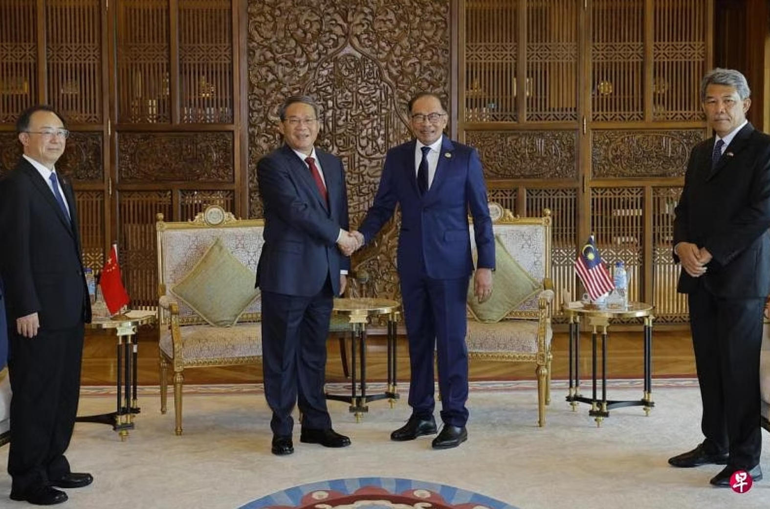 马来西亚首相安华（右二）星期三（6月19日）和到访的中国总理李强（左二）在布城首相署举行会谈 ...