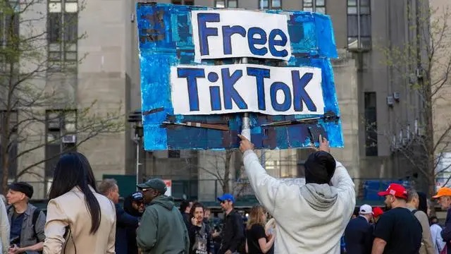 一名男子高举“自由TikTok”的标语
