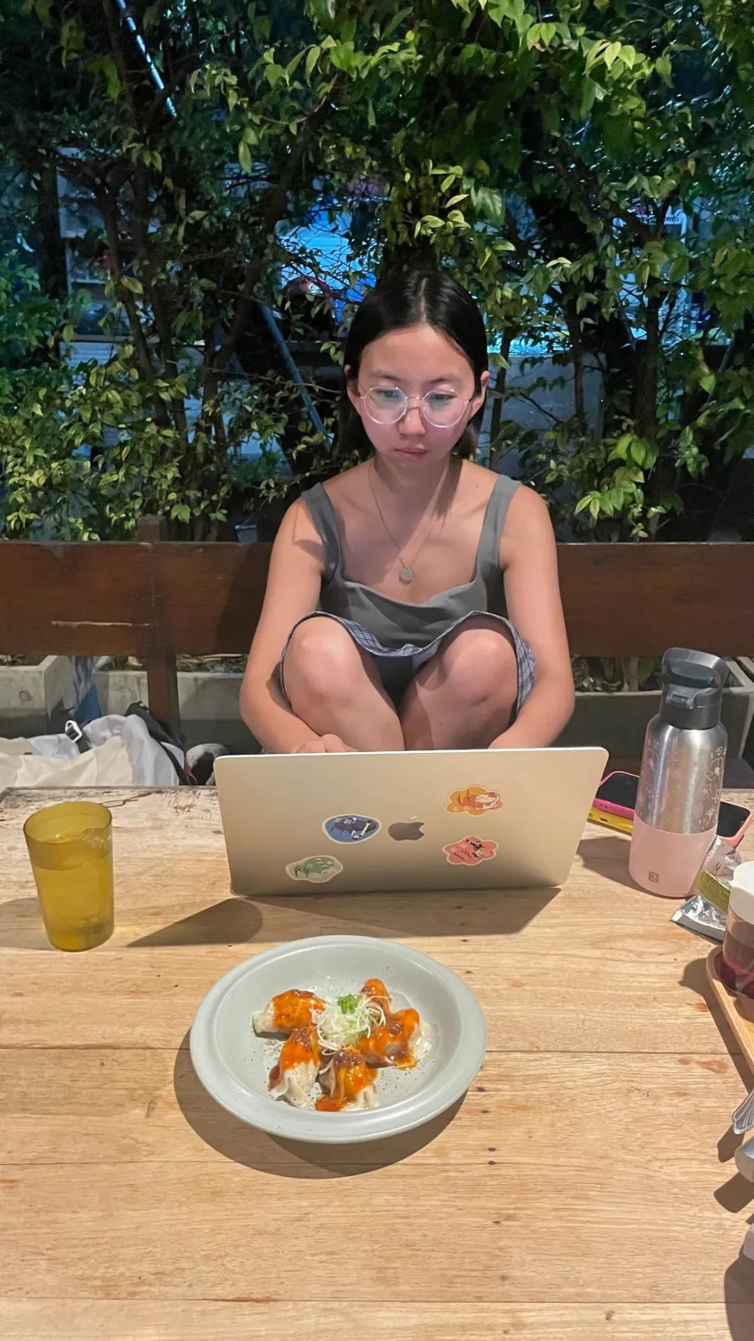 在清迈的拉面店里，小羊在工作