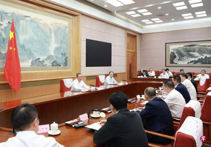 中国总理李强（台上左）星期二（7月9日）主持召开经济形势专家和企业家座谈会，听取对当前经济形势和下一步 ...