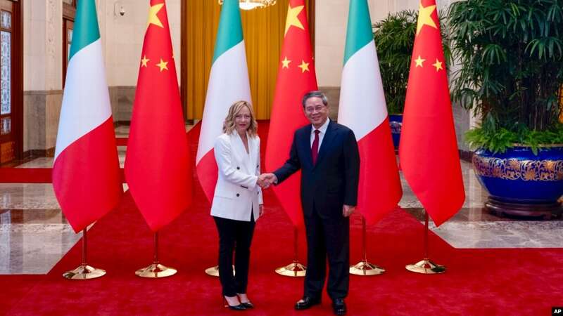 意大利总理乔治亚·梅洛尼(Giorgia Meloni)在北京出席中意商界领袖论坛前与中国国务院总理李强握手 ...