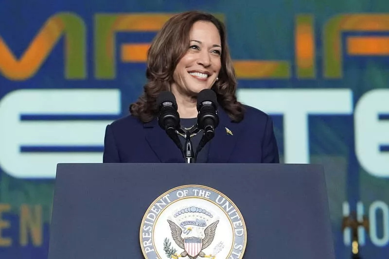 贺锦丽（Kamala Harris）笃定出线
