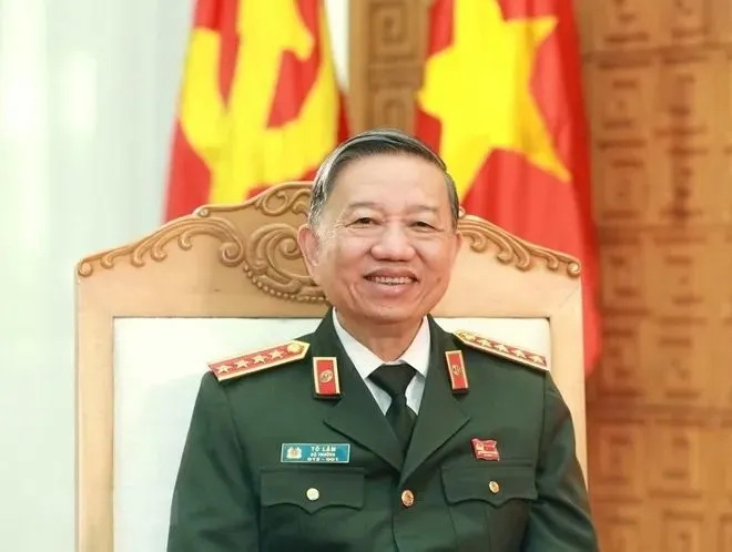 苏林上任越南国家主席前8年一直担任越南公安部部长，2019年授大将警衔