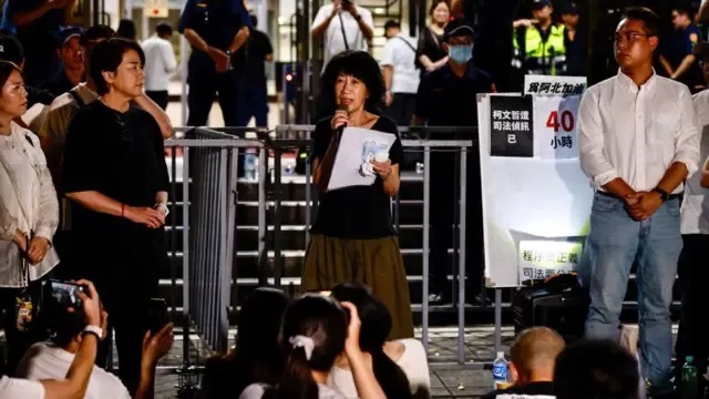 柯文哲妻子陈佩琪（中间持话筒者）周六在台北地检署外对支持者讲话