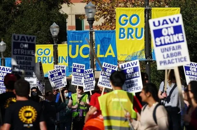 美国大学的教职工举行游行