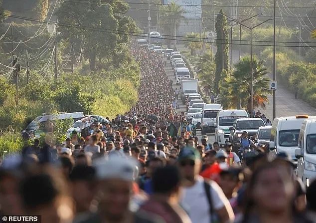 大选前一天，至少5000名非法移民从墨西哥南部浩浩荡荡出发，准备穿越墨西哥涌入美国 ...