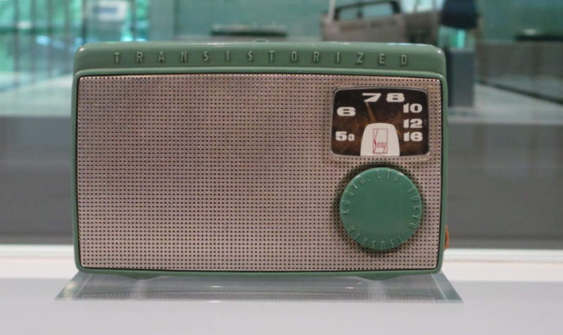 1955年，索尼发售了日本首款晶体管收音机“TR-55” 