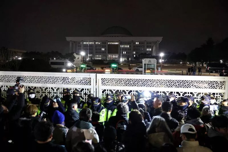 韩国总统尹锡悦宣布紧急戒严后，警方在国会正门前戒备