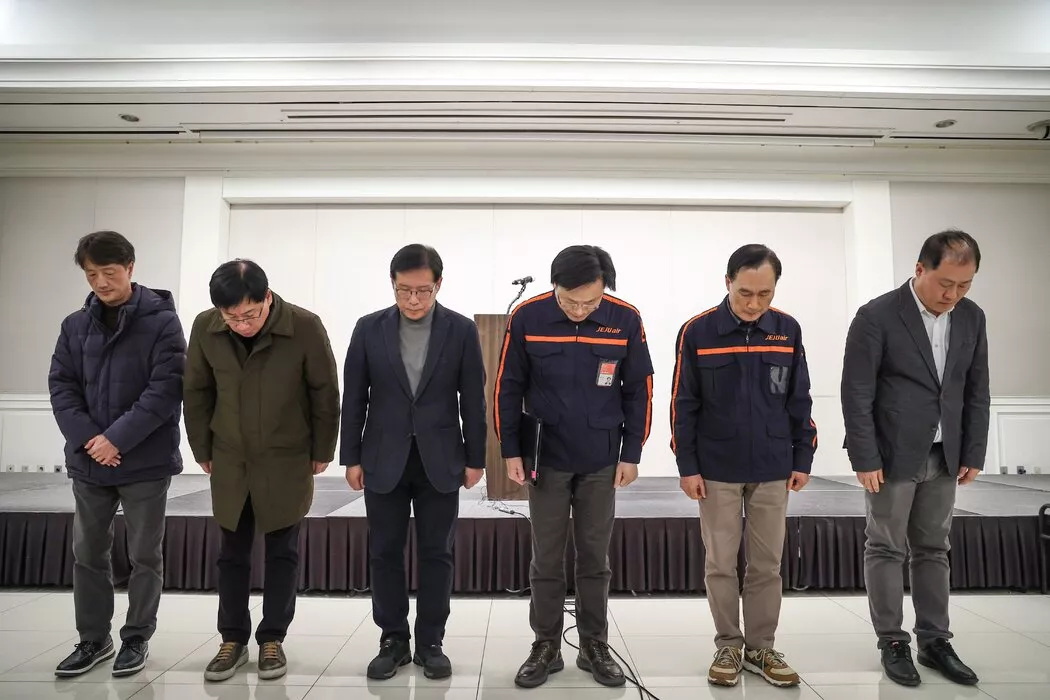 首尔，济州航空首席执行官（中右）和其他公司高管在举行新闻发布会之前鞠躬致歉 ...