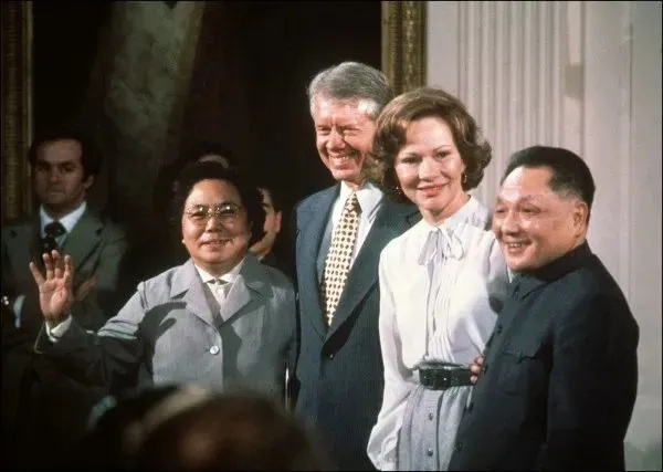 卡特在白宫接见邓小平