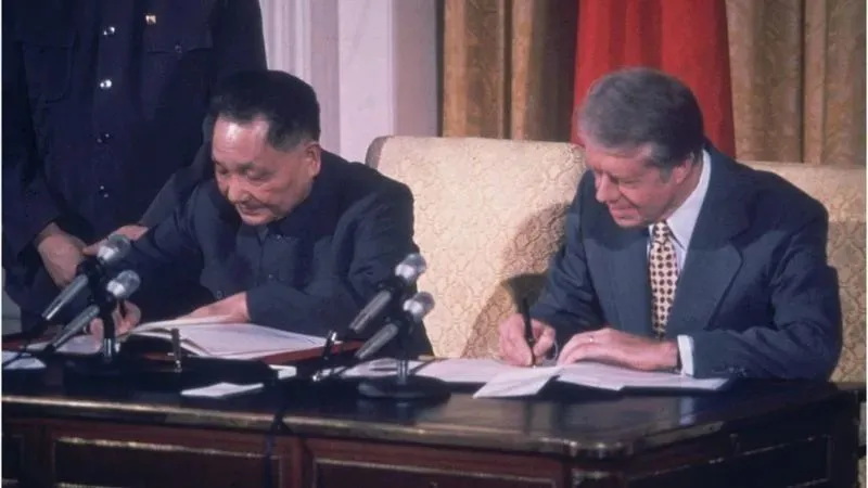 邓小平和卡特签署文件，中美正式建交